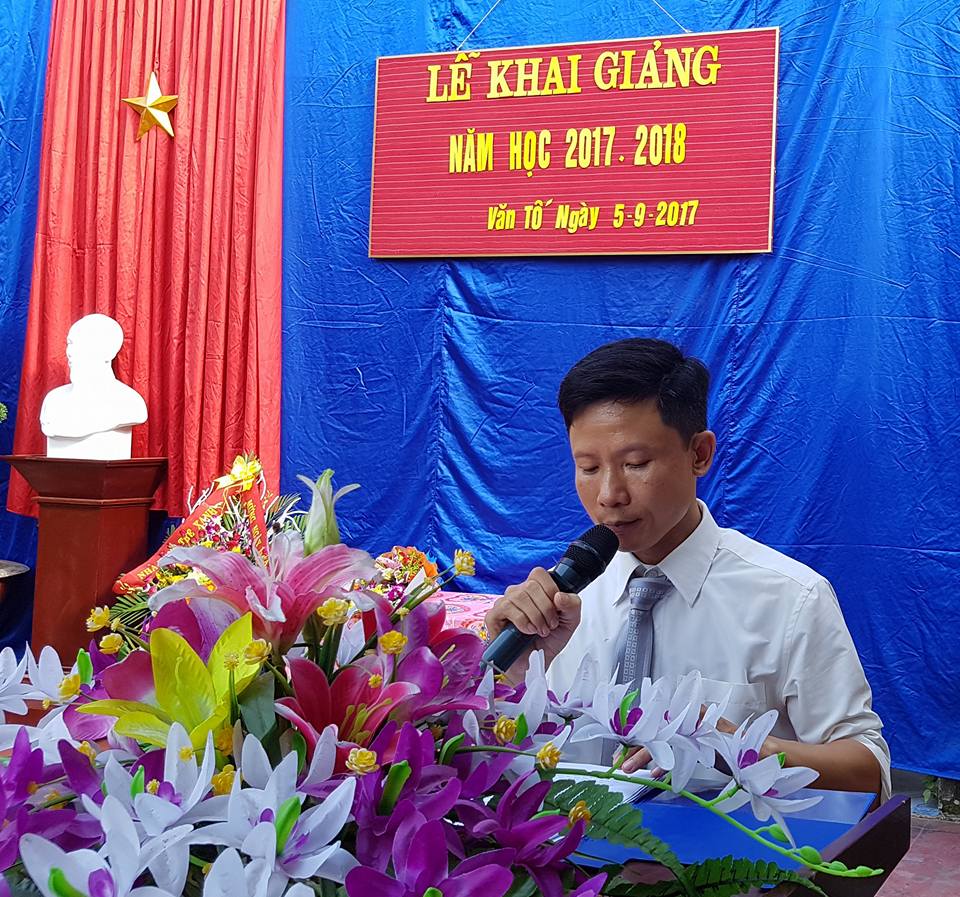 Thầy hiệu trưởng Đoàn Huy Hòa đọc diễn văn khai giảng